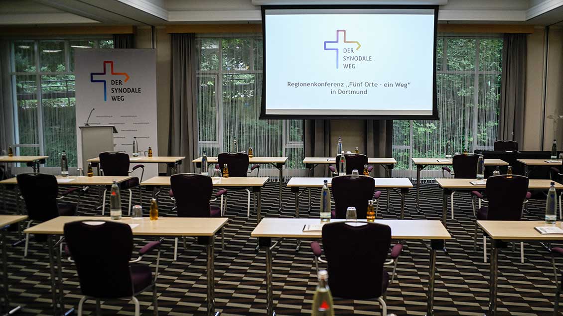 Leerer Konferenzraum vor der Regionalkonferenz des Synodalen Wegs in Dortmund.