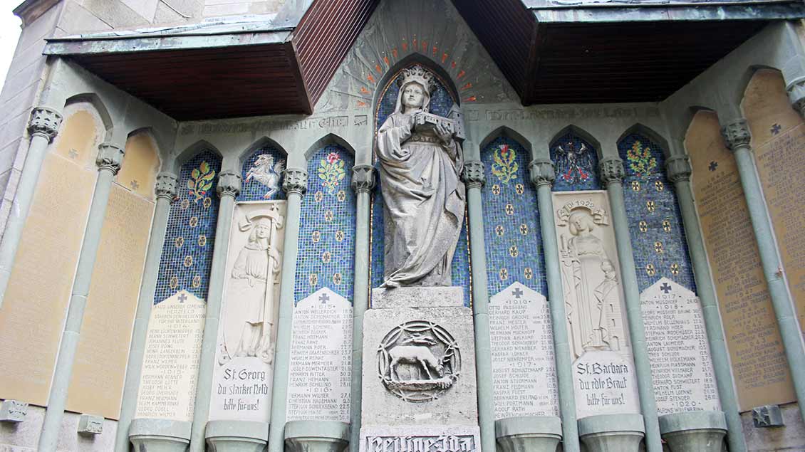 Auch im Außenbereich der Basilika wird Ida verehrt: „Heilige Ida, bitte für uns.“ | Foto: Johannes Bernard