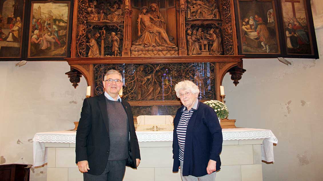 Pfarrer Alois van Doornick und Kirchenführerin Maria Umbach vor dem Sieben-Schmerzen-Altar. | Foto: Johannes Bernard