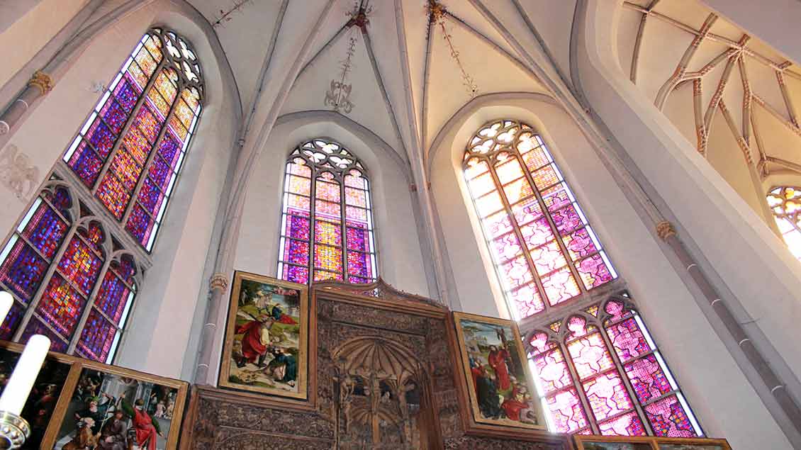 Drei Fenster umrahmen den 500 Jahre alten geschnitzten Hochaltar. | Foto: Johannes Bernard