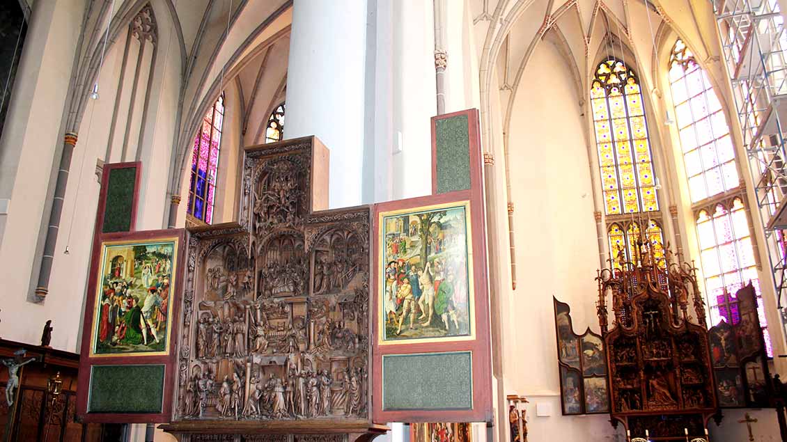 Blick in den Kirchenraum mit seinen historischen Altären. | Foto: Johannes Bernard