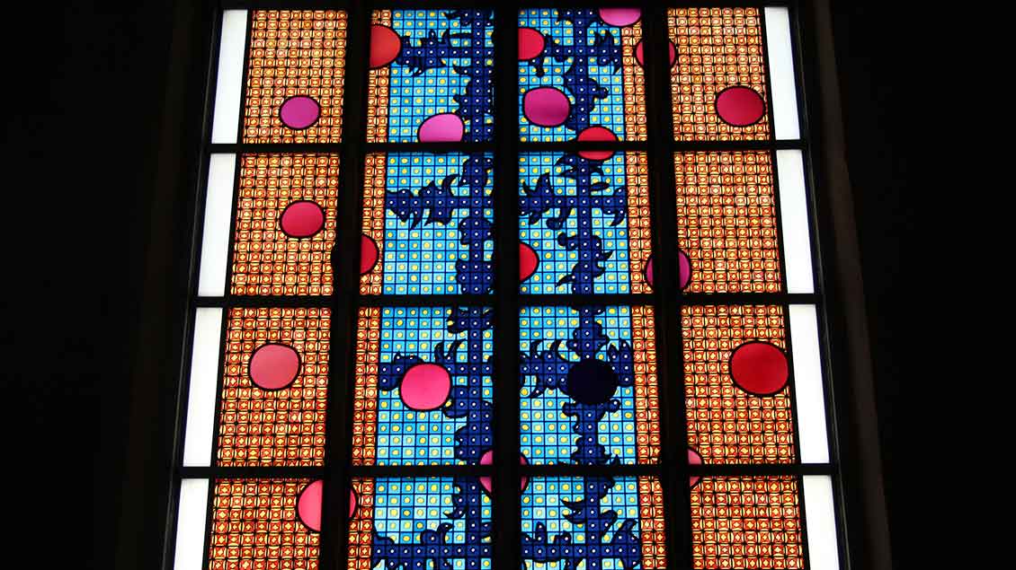 Aus mehr als 15.000 Glasstücken besteht ein Kirchenfenster. | Foto: Johannes Bernard