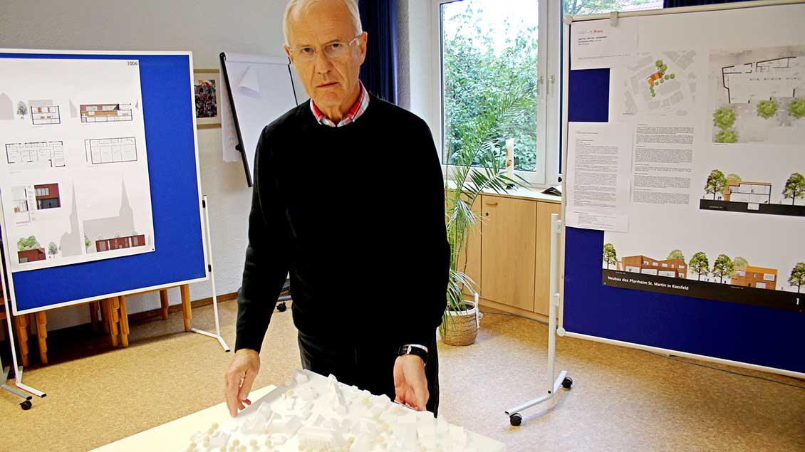 Der stellvertretende Kirchenvorstands-Vorsitzende Georg Badurczyk zeigt die Modelle des Architektenwettbewerbs. | Foto: Johannes Bernard