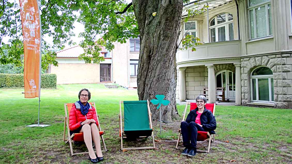 Angela Braun (links) und Elisabeth Göken sitzen auf Liegestühlen.