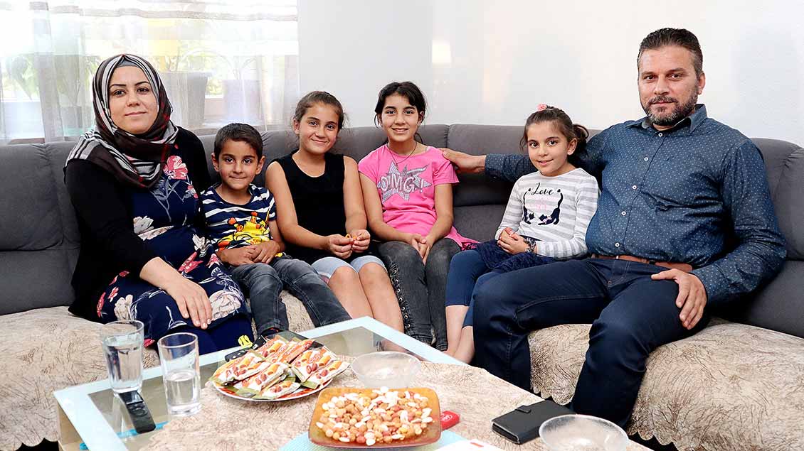 Abdelaziz Als Osso, seine Frau Mahbat Abd Alrahman mit ihren Kindern Suzan, Ali, Shirin und Hendrin. Die Kinder haben sich an der Aktion der Malteser beteiligt. | Foto: Michael Rottmann