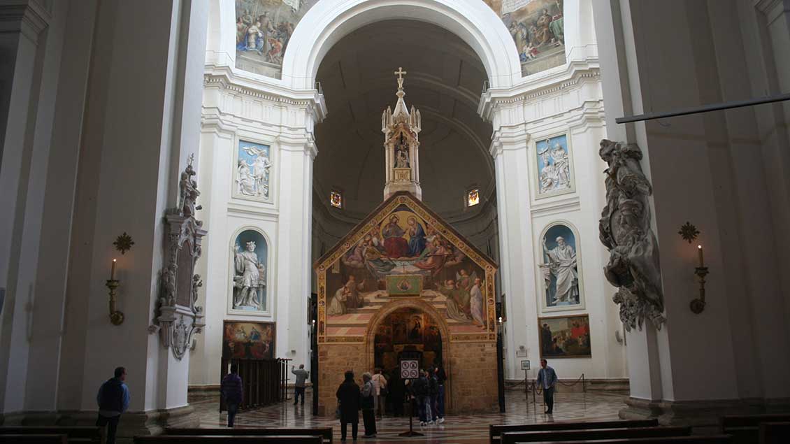 Das Portiuncula-Kirchlein unter dem großen Gewölbe der Basilika Santa Maria degli Angeli. In diesem kleinen Gotteshaus starb Franz von Assisi am 3. Oktober 1226. | Foto: Markus Nolte