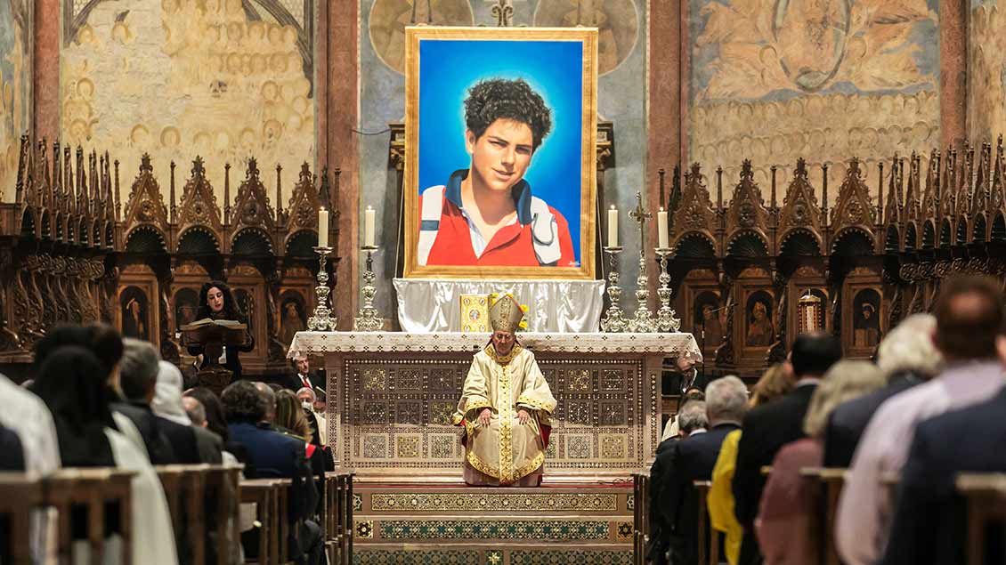 Die Seligsprechung von Carlo Acutis in der Franzisku-Basilika in Assisi. Foto: KNA