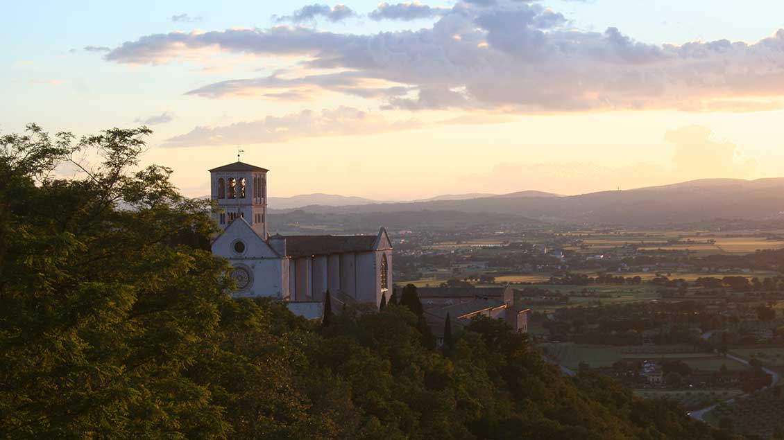 Hoch über der umbrischen Landschaft: die Basilika San Francesco in Assisi. | Foto: Markus Nolte