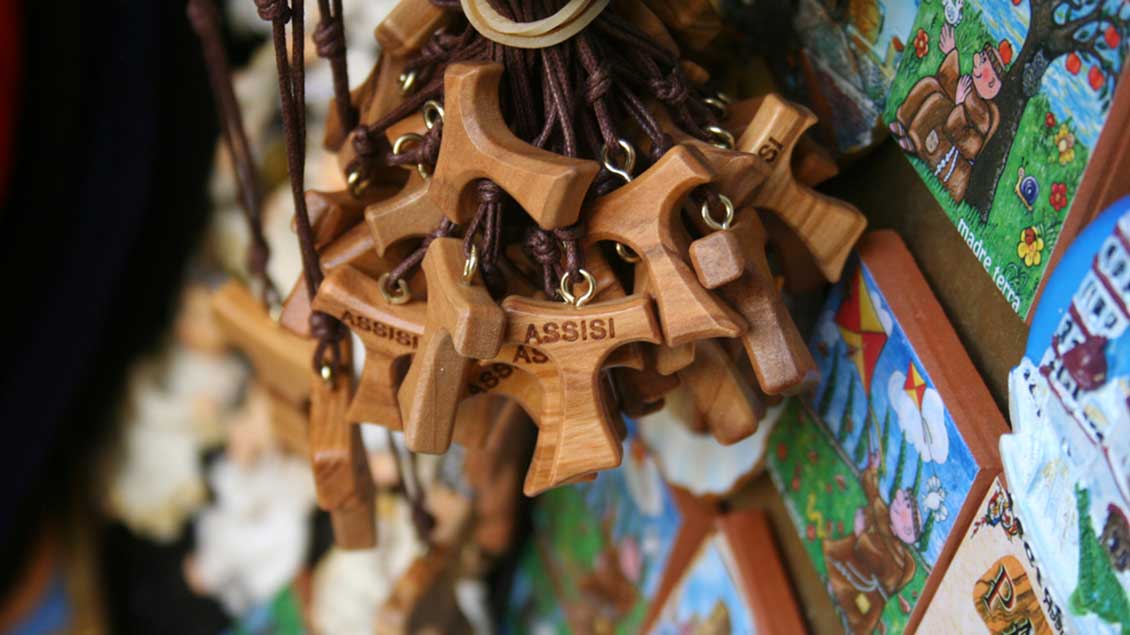 Typisches, frommes und franziskanisches Assisi-Souvenir: Ein Holzkreuz in Form des griechischen Buchstaben Tau. | Foto: Markus Nolte