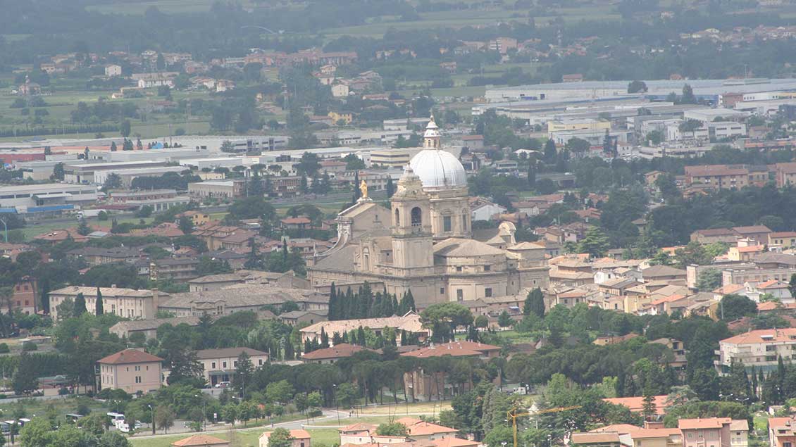 Unterhalb des Monte Subasio und der Altstadt von Assisi liegt die große Basilika Santa Maria degli Angeli mit dem kleinen Portiuncula-Kirchlein. | Foto: Markus Nolte