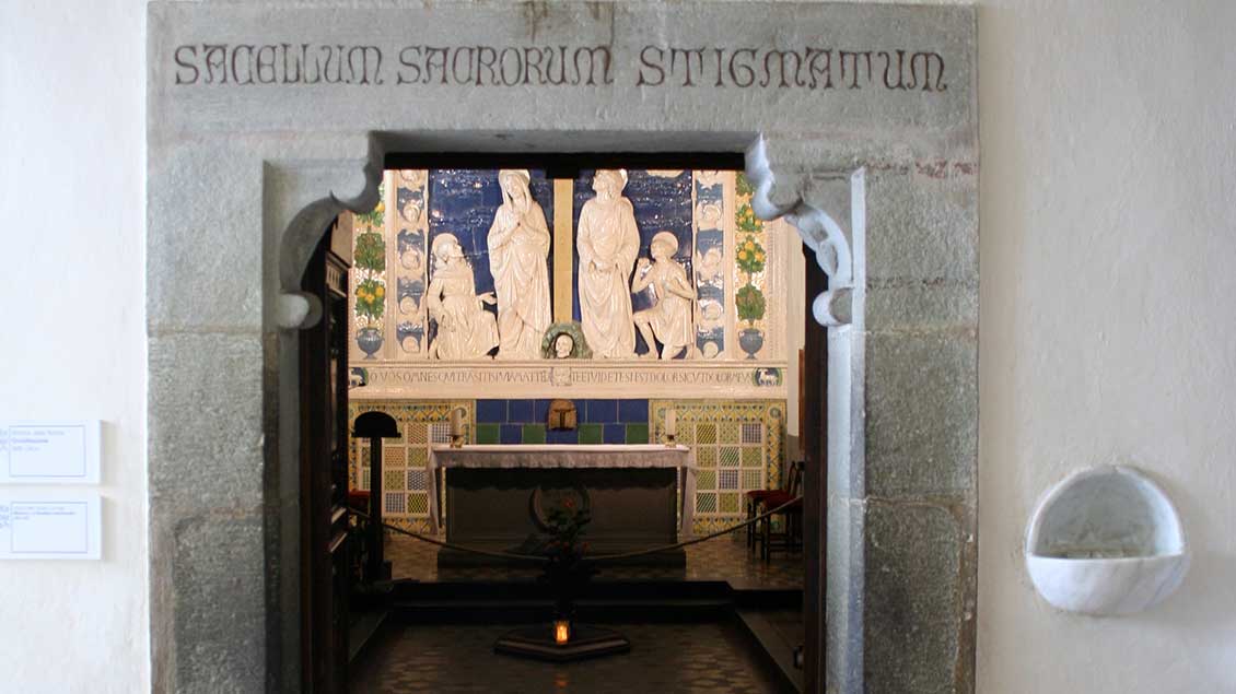 Eingang zur Kapelle in La Verna, in der Franz von Assisi die Stigmata, die Wundmale Jesu empfing. | Foto: Markus Nolte