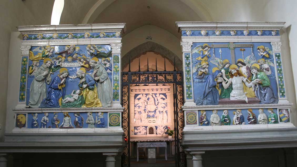 Farbig glasierte Terrakotten als Chorschranke im Kirchlein Santa Maria Maggiore zeigen Krippe (li.) und Kreuz. Die Kirche wurde zu Franziskus' Zeit errichtet. | Foto: Markus Nolte