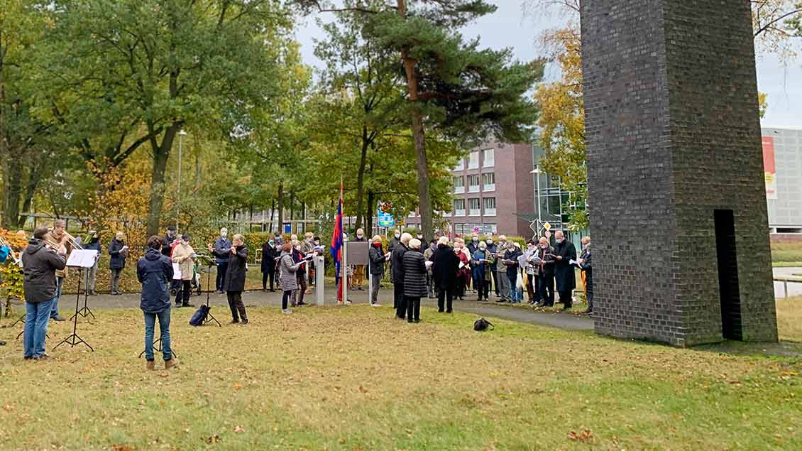 Am Grünkreuz vor dem Flughafen Münster-Osnabrück, beteten mehr als 50 Menschen für den Frieden.