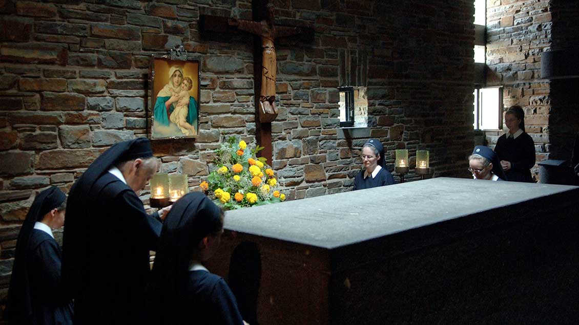 Ordensschwestern beten an dem Grab von Pater Kentenich.