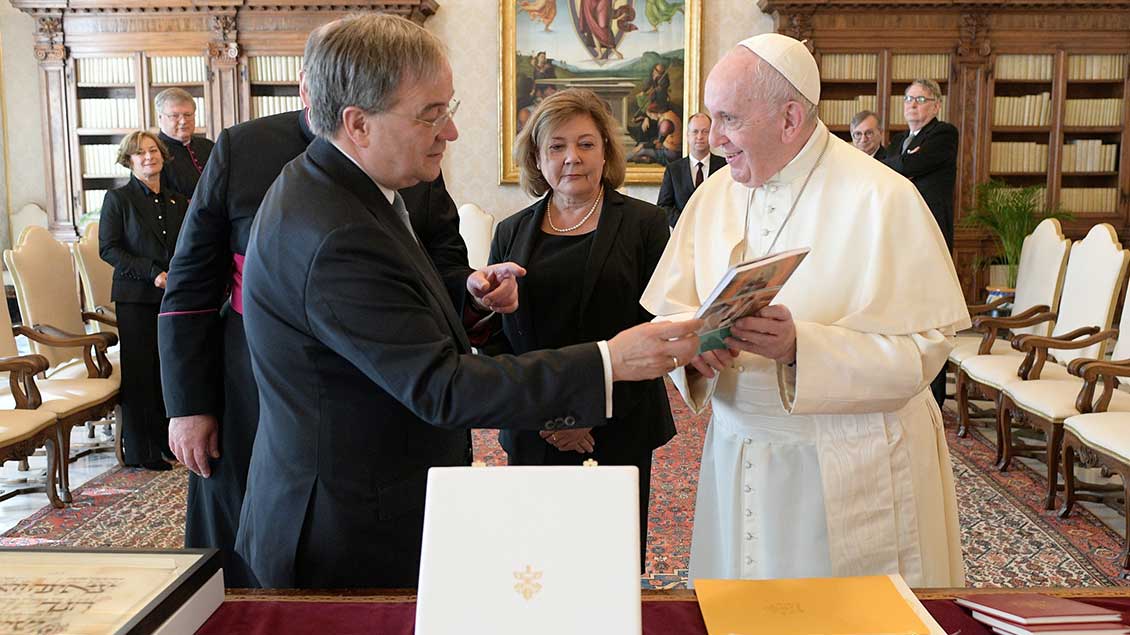 Armin Laschet und Papst Franziskus - Geschenkübergabe im Vatikan. Foto: Vatican Media