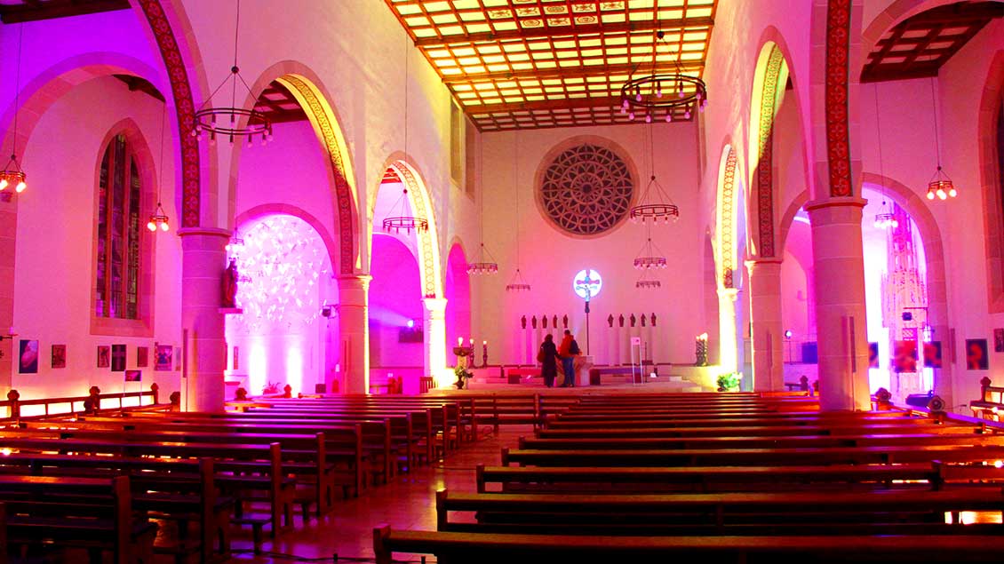 Farbspiele beleuchten den ganzen Kirchenraum. | Foto: privat