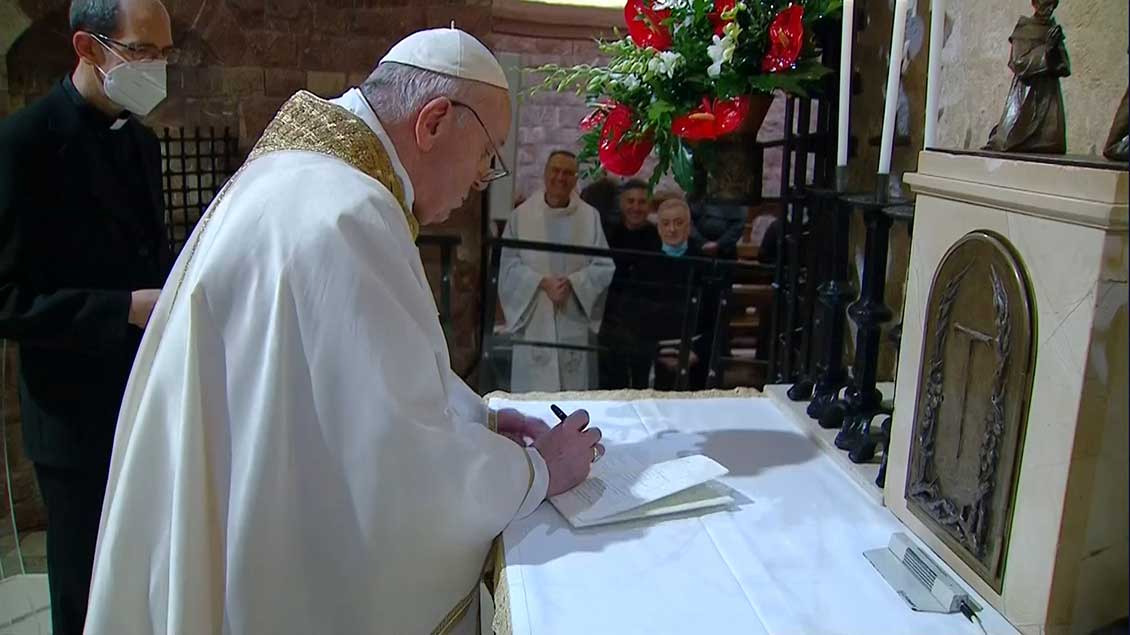 Papst Franzuiskus beim Unterschreiben seiner Enzyklika „Fratelli tutti“. Foto: Reuters