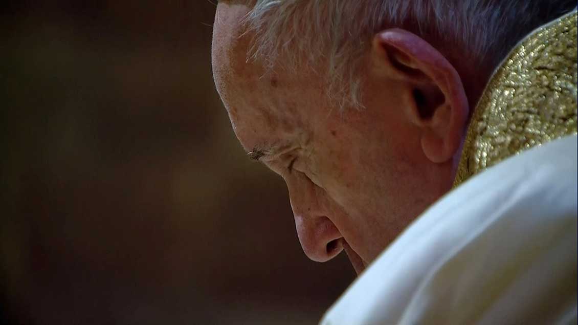 Papst Franziskus mit geschlossenen Augen. Foto: Reuters