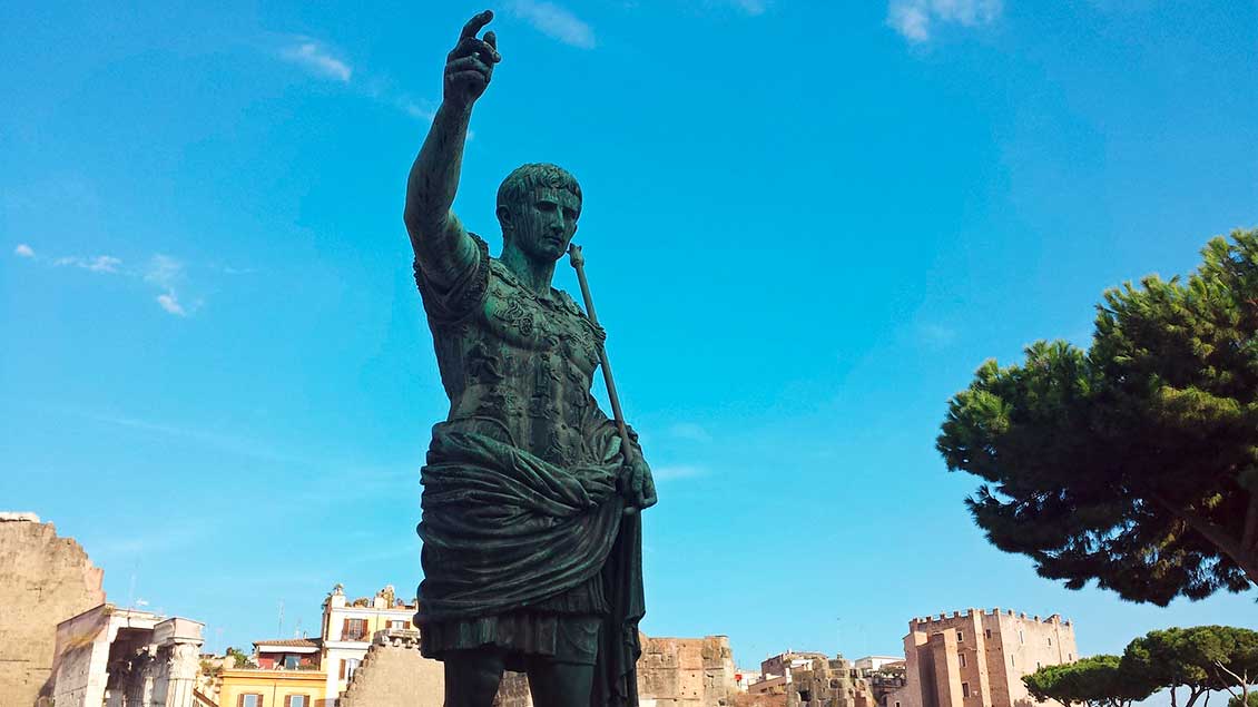 Statue Kaiser Augustus' am Forum Romanum in Rom.