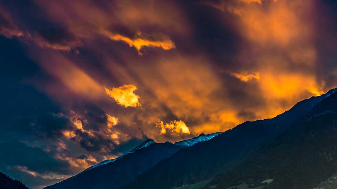Sonnenuntergang in den Südtiroler Alpen.