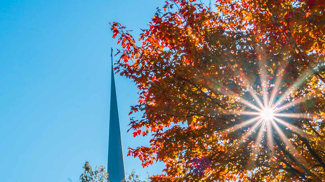 Kirchturm in der Herbstsonne