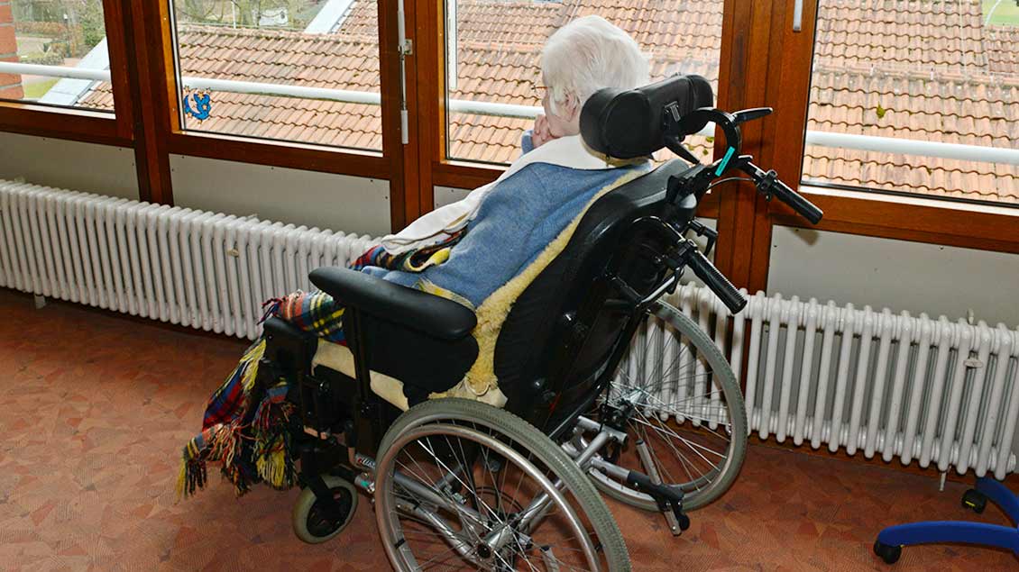 Eine alte Frau allein im Rollstuhl in einem Seniorenheim. Symbol-Foto: Michael Bönte