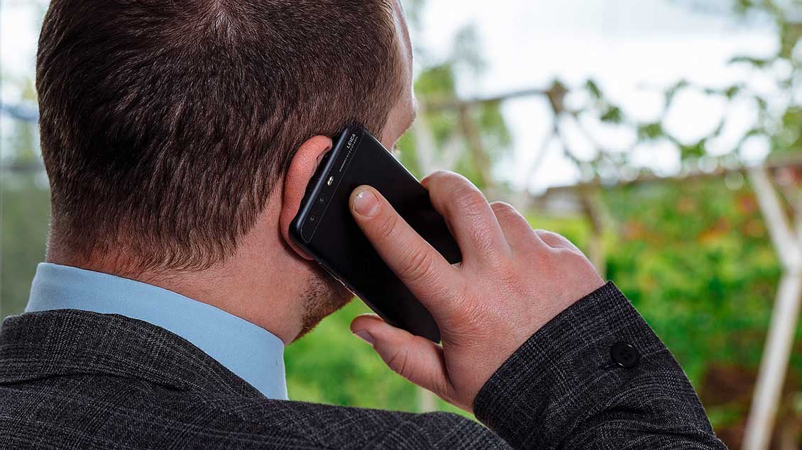 Mann telefoniert mit dem Smartphone Symbolfoto: pixabay.com