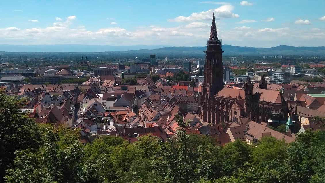 Panorama der Stadt Freiburg mit dem Freiburger Münster.