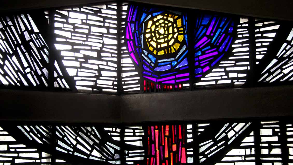 Das Fenster in der Seitenkapelle deutet den Morgen der Schöpfung an. | Foto: Johannes Bernard