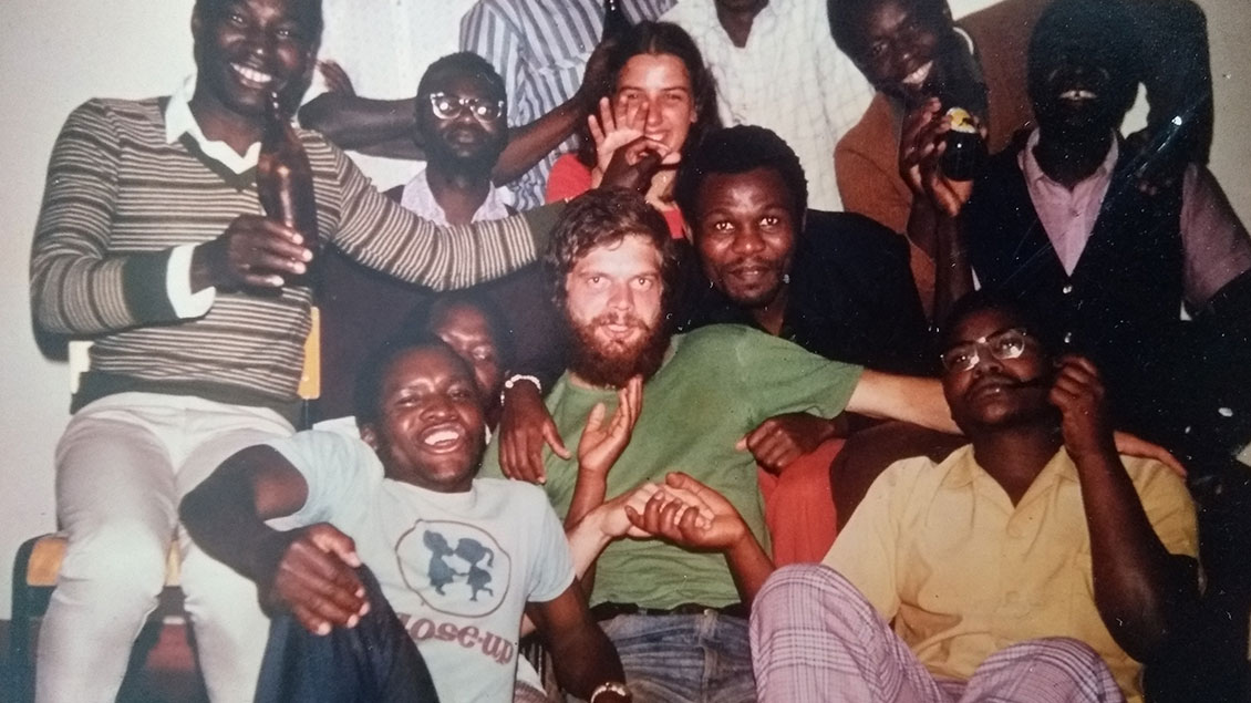 1976 in Nigeria: Uli Jost-Blome feiert mit Einheimischen im Priesterseminar.