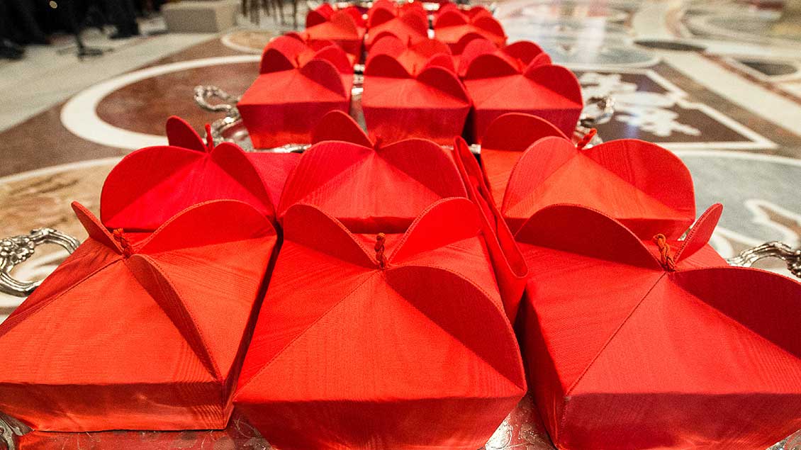Birette, rote viereckige Hüte für Kardinäle. Foto: Romano Siciliani (KNA)