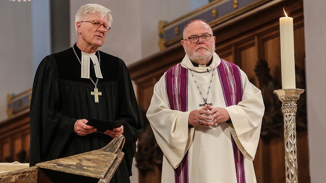 Bischof Heinrich Bedford-Strohm und Erzbischof Kardinal Reinhard Marx (rechts) bei der Feier eines Gottesdienstes. Foto: KNA