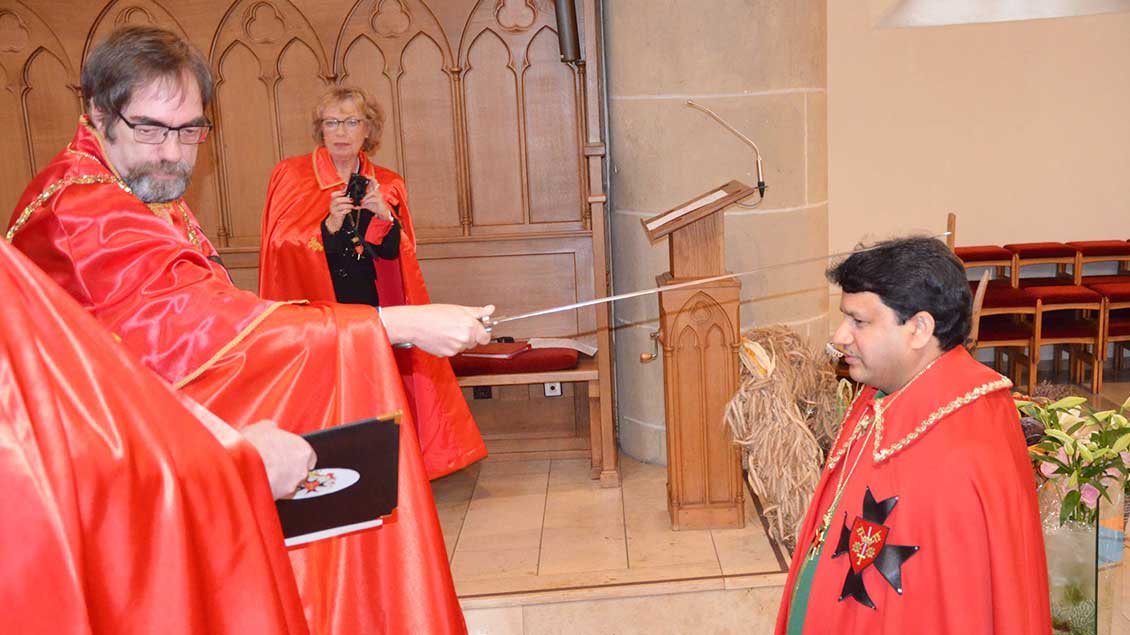 Pastor Paul Kodannur (rechts) erhält die Ehrenritterwürde durch Großmeister Dr. Lothar Gellert. Auf ein eigenes Schwert verzichtet der Pfarrer, er kämpft mit dem Wort Gottes. | Foto: pd
