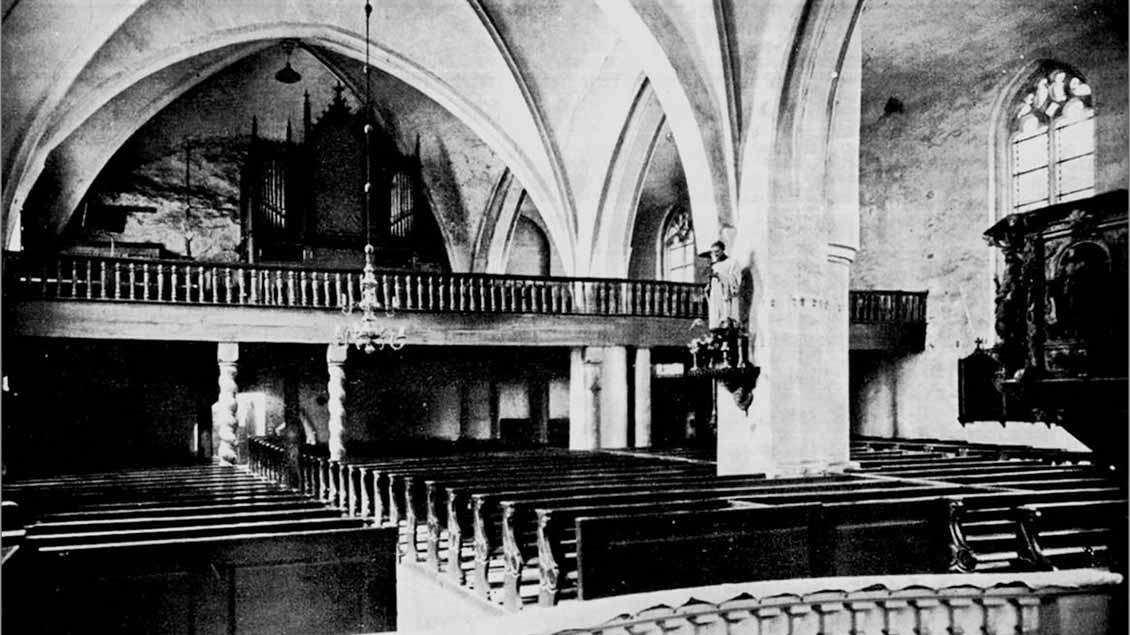 Diese historische Aufnahme aus dem Archiv der Pfarrgemeinde zeigt den Blick vom Hochaltar aus in die Kirche. | Foto: Pfarrgemeinde St. Heinrich