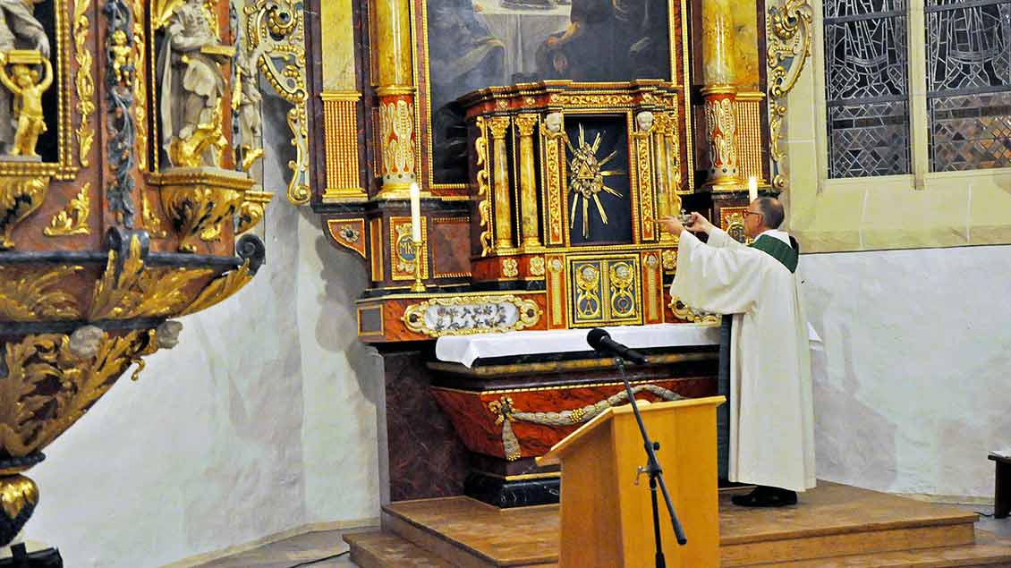Eucharistiefeier am barocken Hochaltar in der Alten Kirche Ss. Simon und Judas in Reken. | Foto: Heinz Habers (Pfarrgemeinde St. Heinrich)