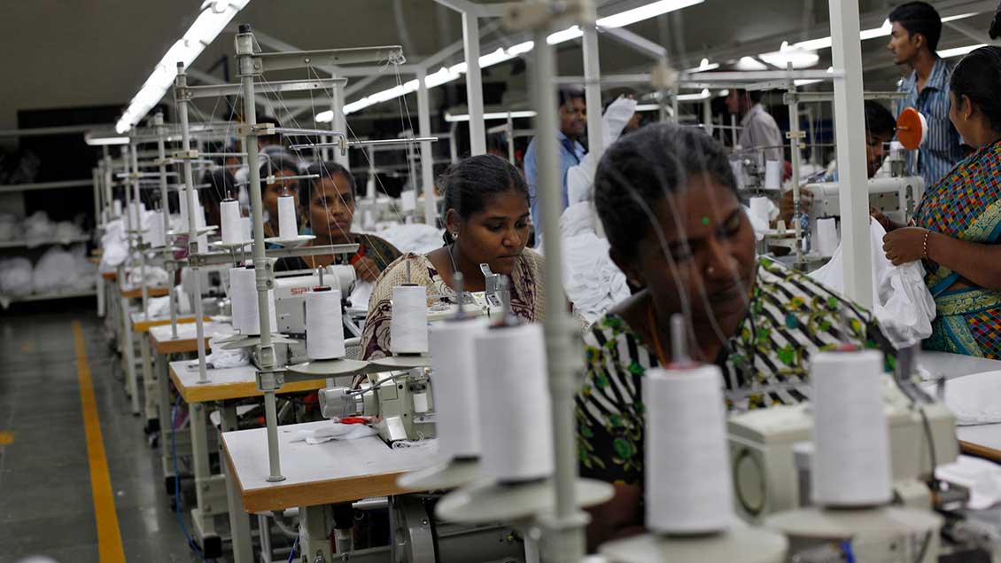 Frauen nähen in einer Fabrik in Indien. Symbolfoto:  Mansi Thapliyal (Reuters)