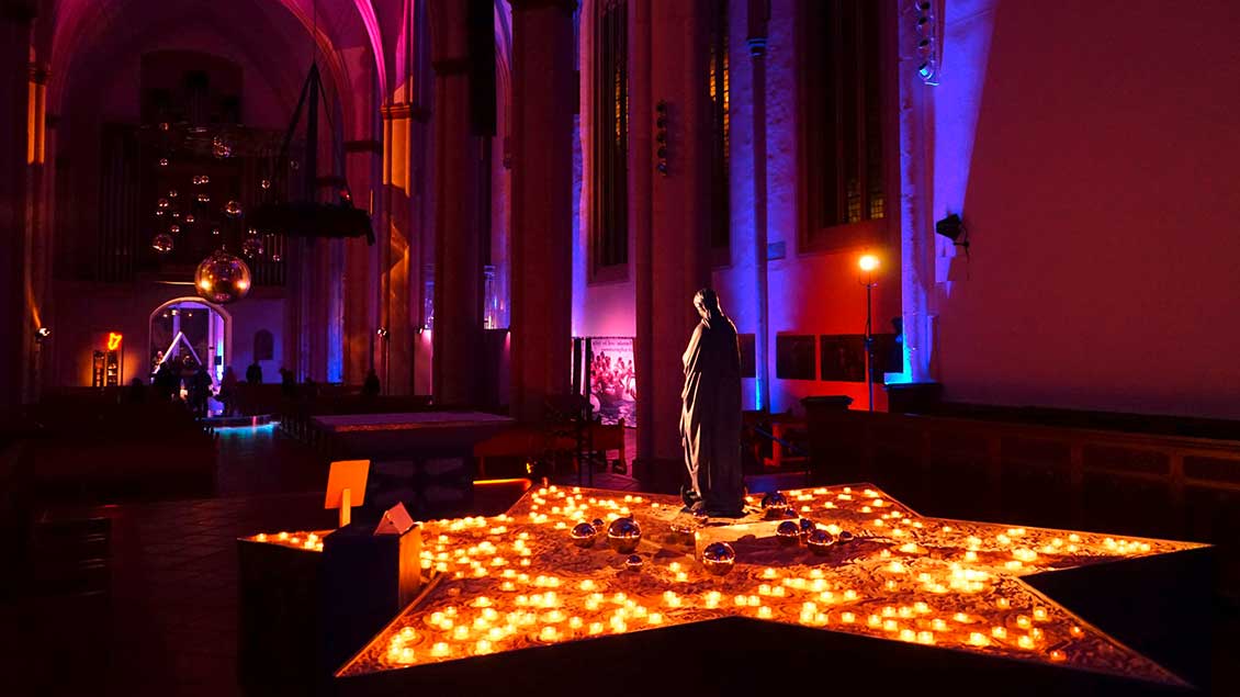 Kerzen-Kunstinstallation in der Überwasserkirche Münster