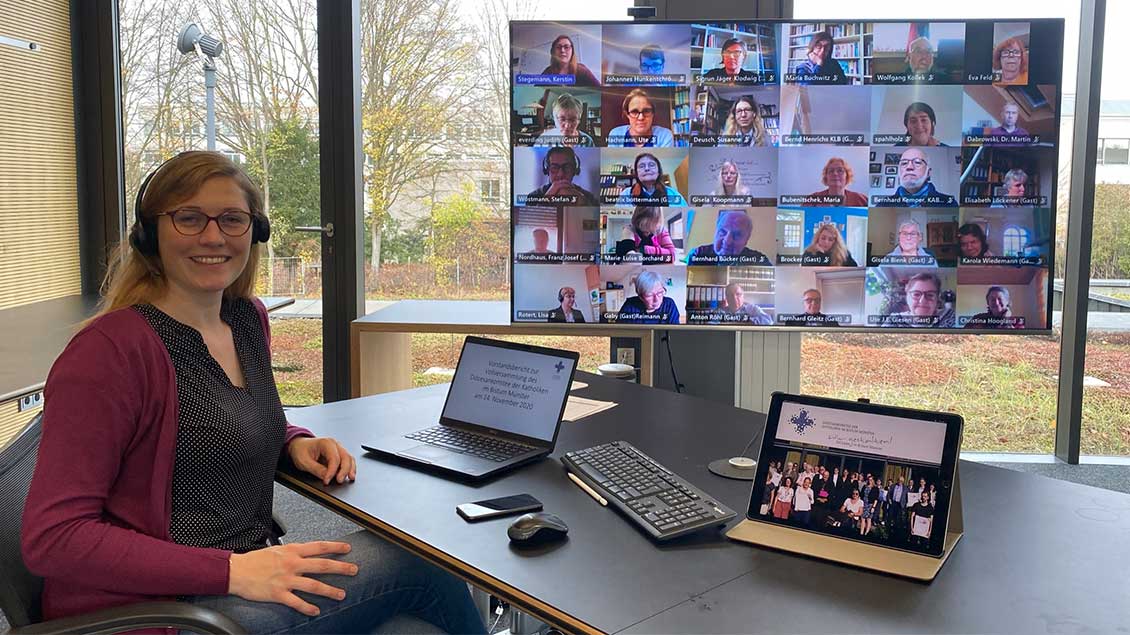 Kerstin Stegemann sitzt während der Videokonferenz vor einem großen Bildschirm.