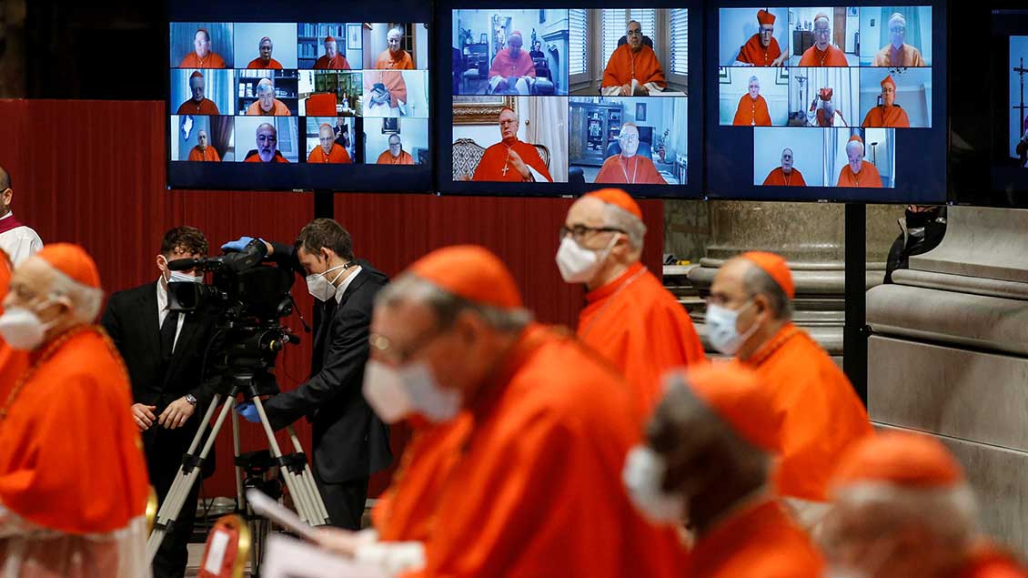 Kardinäle auf TV-Bildschirmen im Petersdom  Foto: Reuters