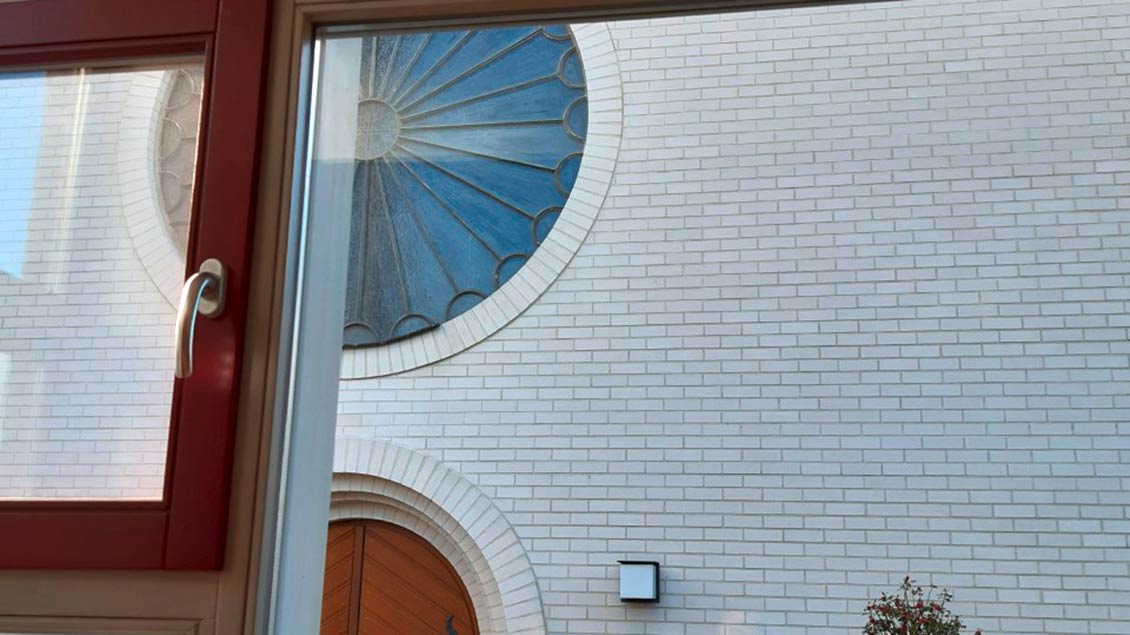 Aus diesem Fenster im Pfarrheim wird ein Beamer Bilder aus einer Kinderbibel an die Kirchenfassade werfen. | Foto: Gaby Kuipers