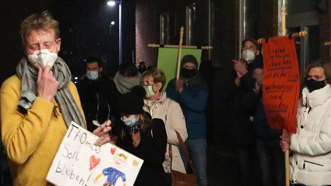Protest gegen die Versetzung von Pfarrer Thomas Laufmöller (links). | Foto: Nadine Sauerland