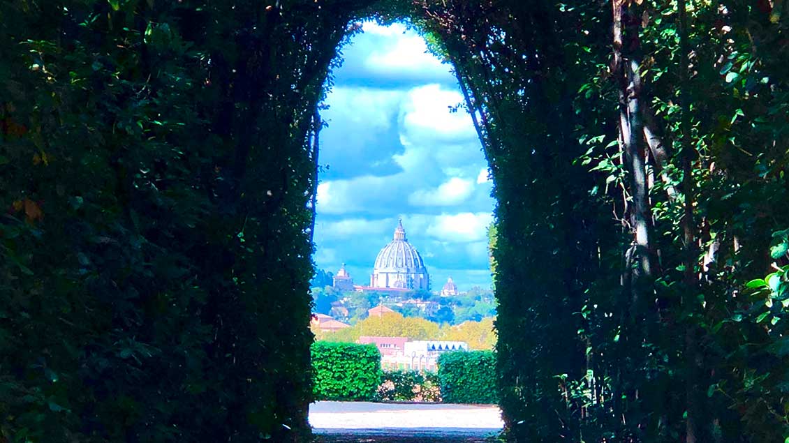 Blick durch Roms berühmtestes Schlüsselloch: am Ende belohnt die Kuppel des Petersdoms. | Foto: Kerstin Thiel-Lunghini