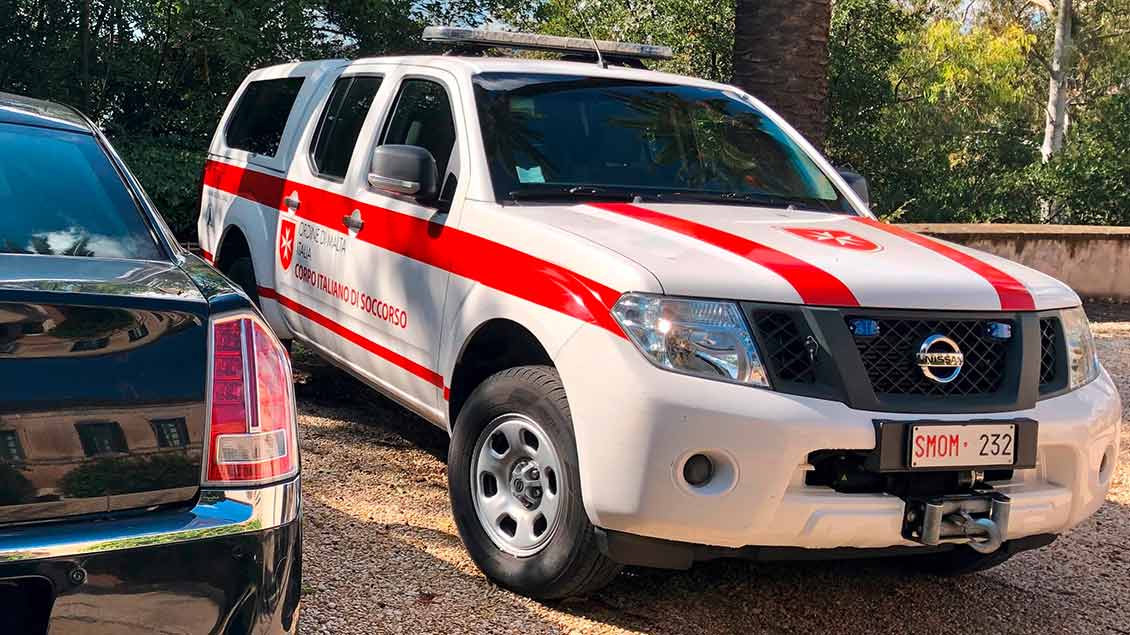 Krankenwagen mit dem Nummernschild „SMOM“ in roten Lettern: Sovrano Militare Ordine di Malta - der souveräne Malteserorden. | Foto: Kerstin Thiel-Lunghini