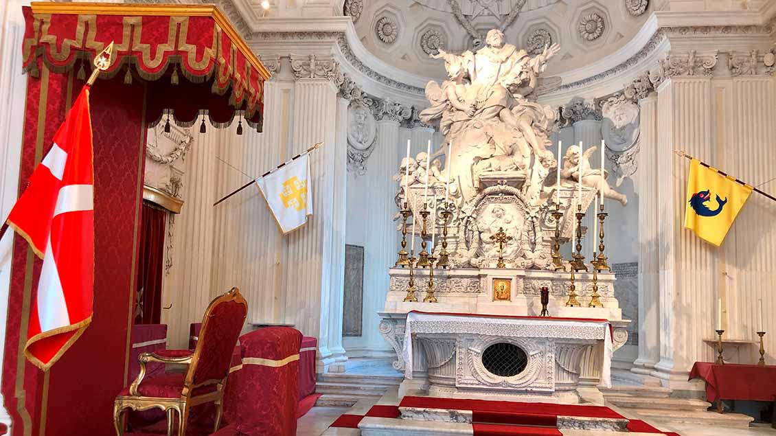 Im Innern der Kirche Santa Maria del Priorato di Malta: der umgedrehte Thron des Malteser-Großmeisters (links) drückt aus, dass die Position des Großmeisters zurzeit vakant ist. | Foto: Kerstin Thiel-Lunghini