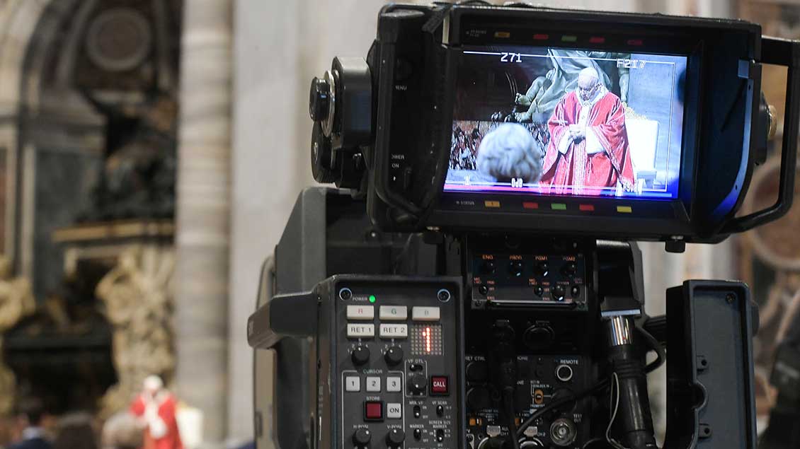Kamera bei der Papstmesse zu Pfingsten im Petersdom. Foto: Paul Haring (KNA)
