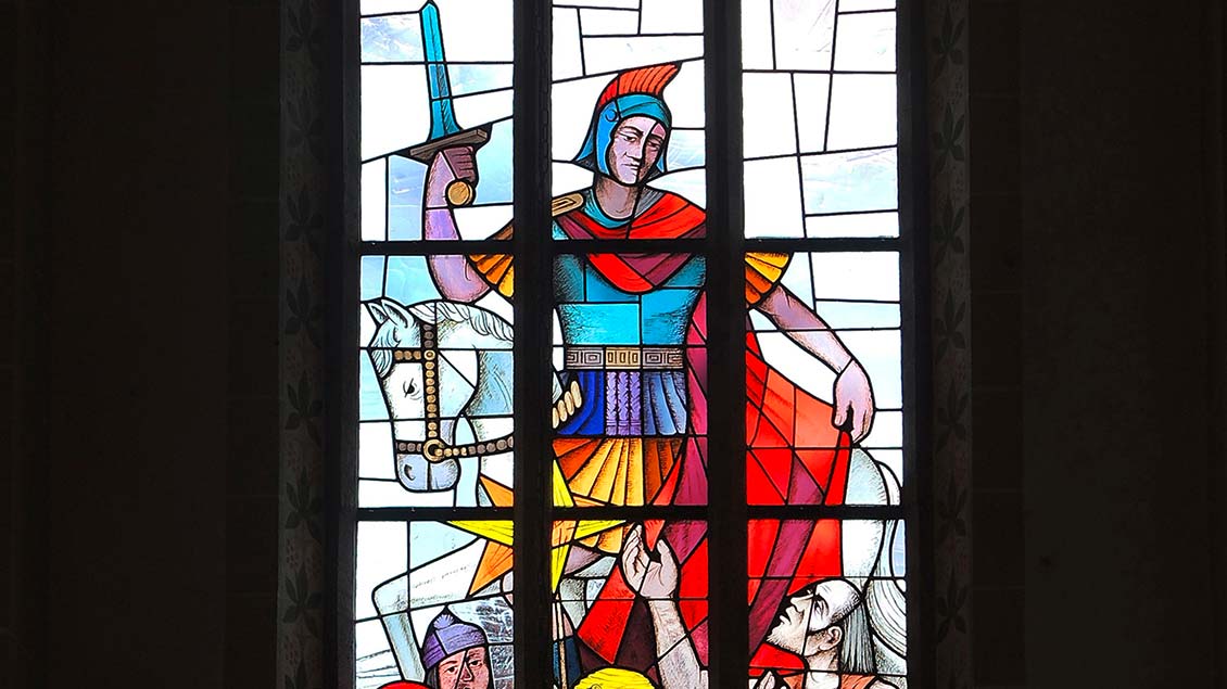 Das Martinsfenster in der Kirche St. Hubertus in Rheurdt-Schaephuysen. | Foto: privat