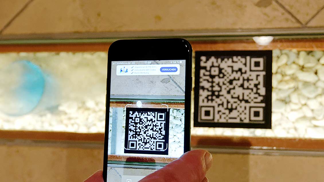 Via QR-Code für Smartphones ist das Projekt „GeistesGegenwart“ in der Pfarrkirche St. Georg auf seine Erweiterung im Internet vorbereitet – der Inhalt hängt dann von denen ab, die mitmachen wollen. | Foto: Alfred Riese