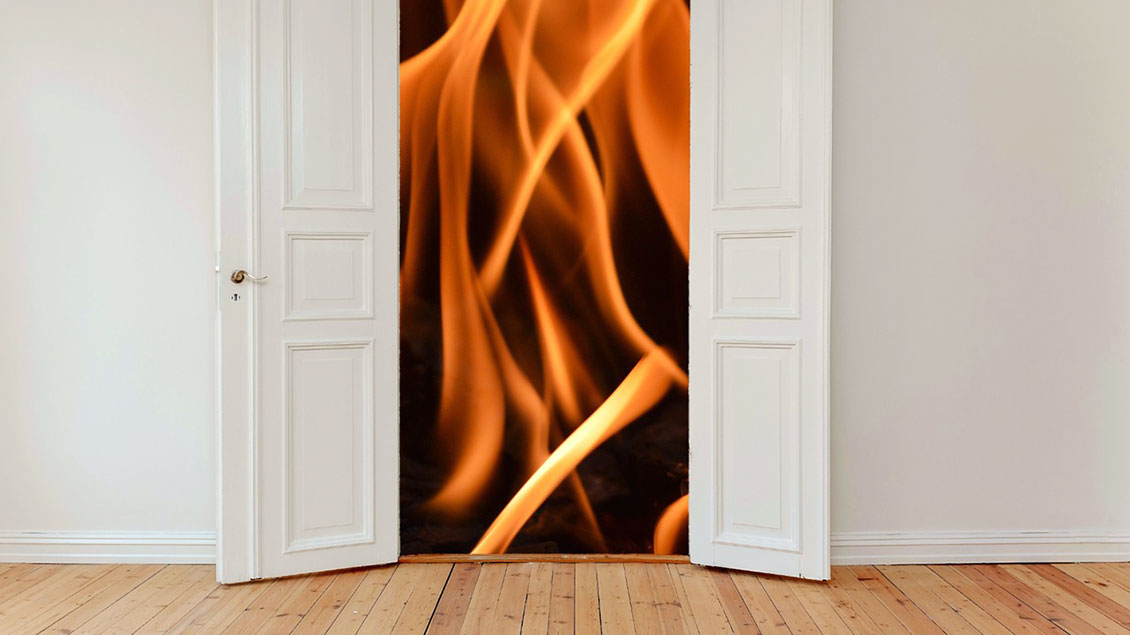 Feuer hinter einer Tür Foto: pixabay