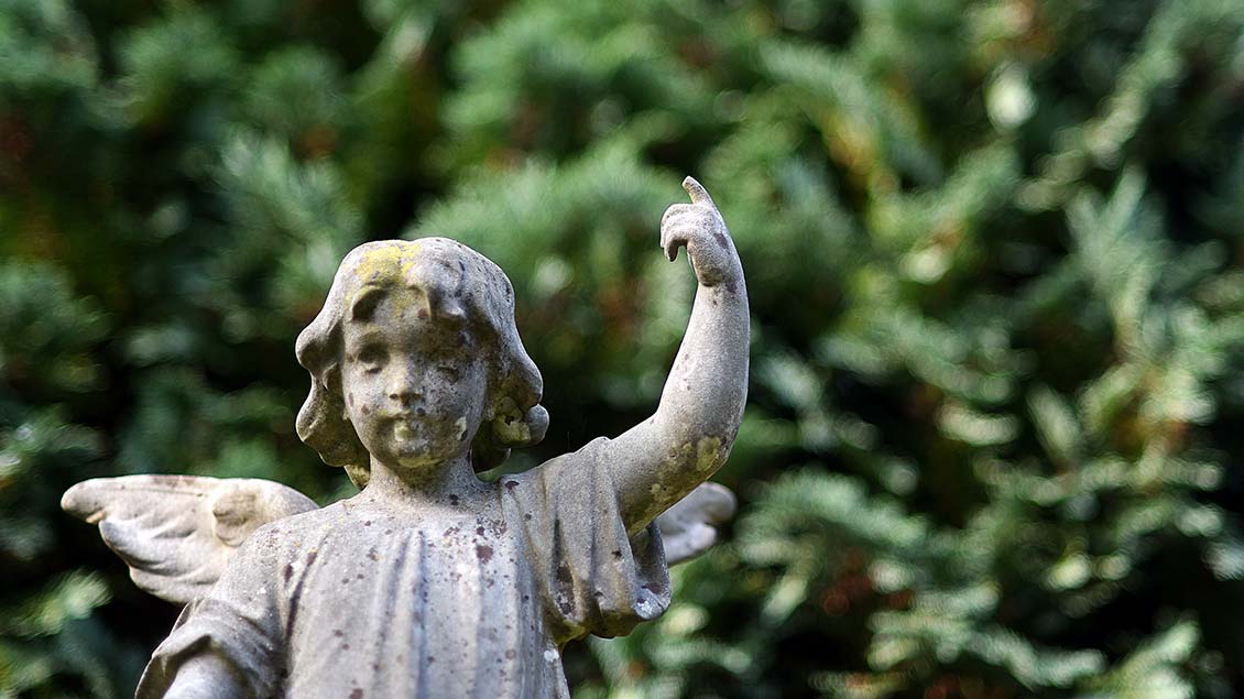 Engelfigur auf einem Friedhof Symbolbild: Michael Bönte