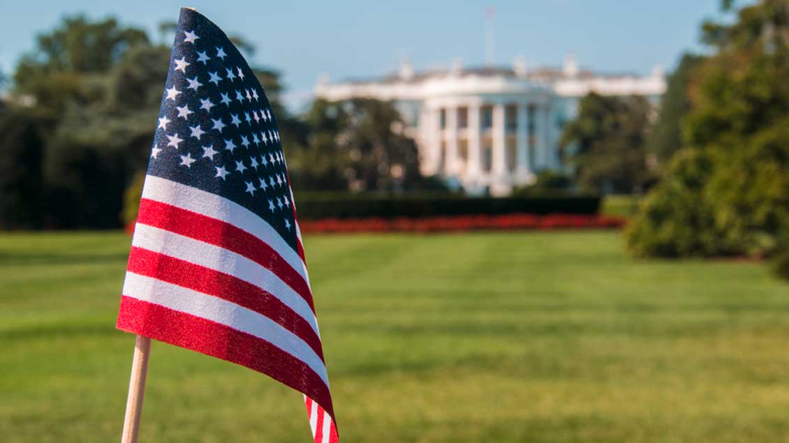 US-Flagge vor dem Weißen Haus Foto: Giuseppe Amoruso (Shutterstock)